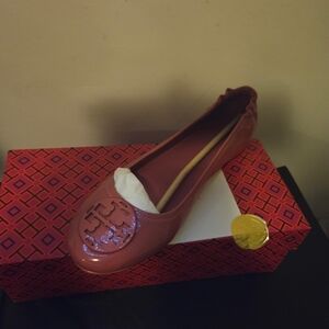 Chic Mauve Loafers with Iconic Emblem